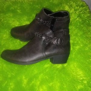 Shoe boots